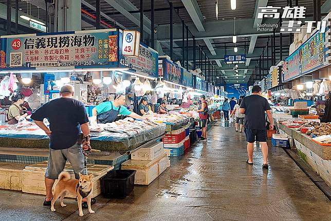 下午大約4點，魚市場內零售攤位會排滿各種現撈仔海魚，種類讓人目不暇給。(攝影/李瑰嫻)