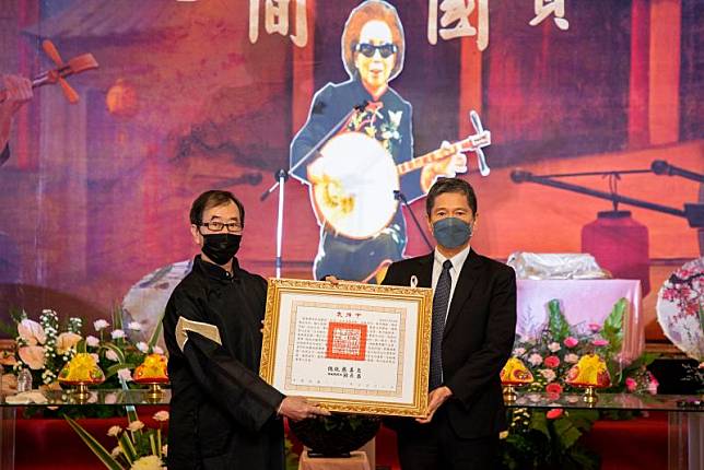 文化部長李永得（右）代表頒贈總統褒揚令，由楊秀卿次子楊欽代表受贈。