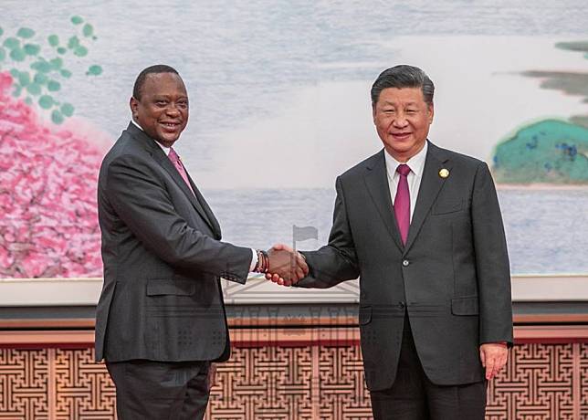 肯亞總統甘耶達（左）2018年11月與中國國家主席習近平在上海相見歡，雙方洽談多項合作。   圖：翻攝甘耶達臉書