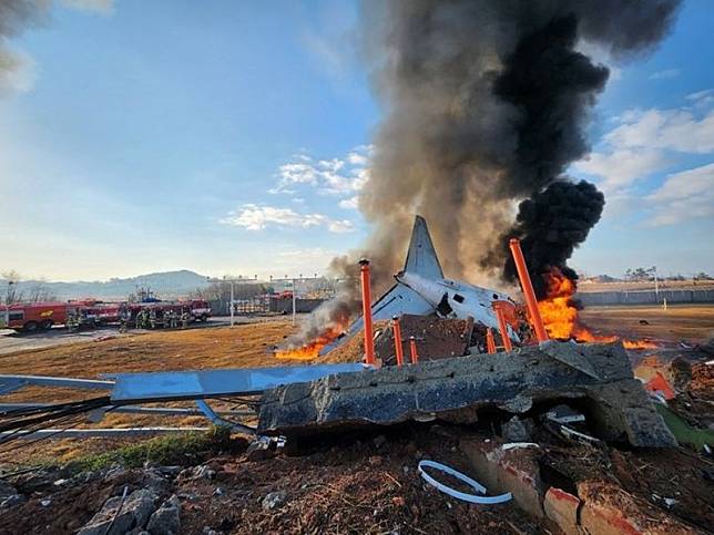 南韓一架濟州航空班機降落時發生事故導致班機爆炸起火，釀成重大傷亡。（翻攝自X@snu0715）