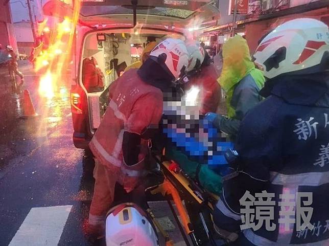 警消連夜搶救傷患。新竹市消防局提供