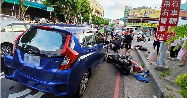 台南鬧區下班尖峰驚見轎車「逆向猛撞」　波及8車4人受傷