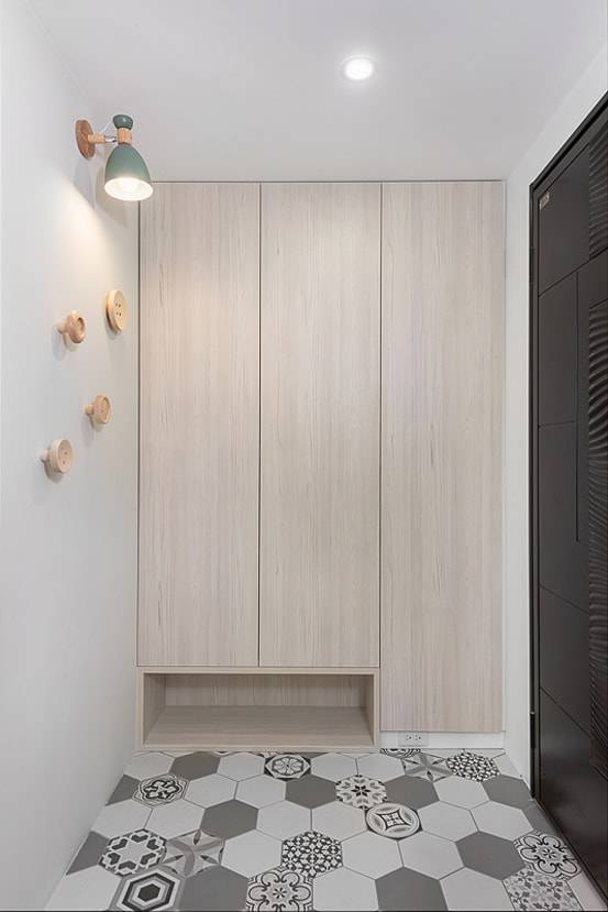 
2.淺色原木風，對於許多喜歡淺色風格裝潢的人來說，這個入口玄關一定不會讓你失望，既不張揚有多了不少收納空間，牆面上的掛鉤也可以用來懸掛衣物或者其它裝飾品。

Credits: homify / <a href=