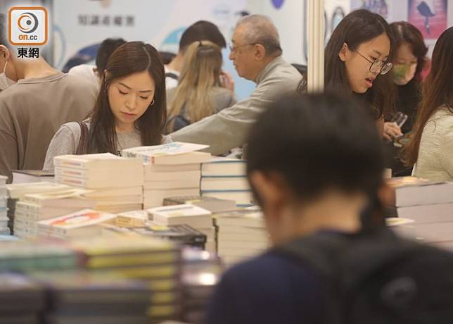 現場出售的書籍林林種種，不少市民「打書釘」。(高嘉業攝)