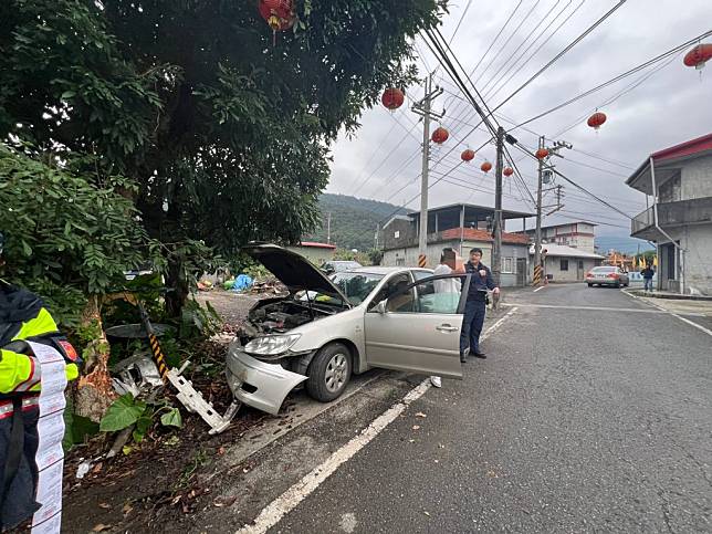 使用假車牌的呂姓嫌犯在逃逸時自撞路樹。（宜蘭分局提供）