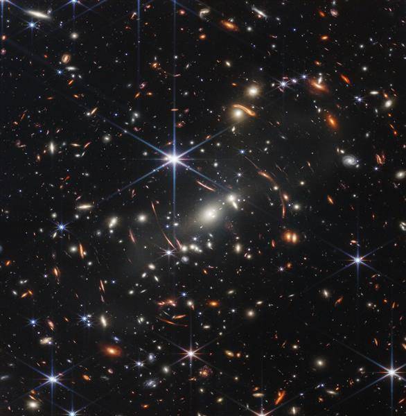 藉由觀測SMACS 0723星系，能了解宇宙早期的樣貌。取自Webb專頁