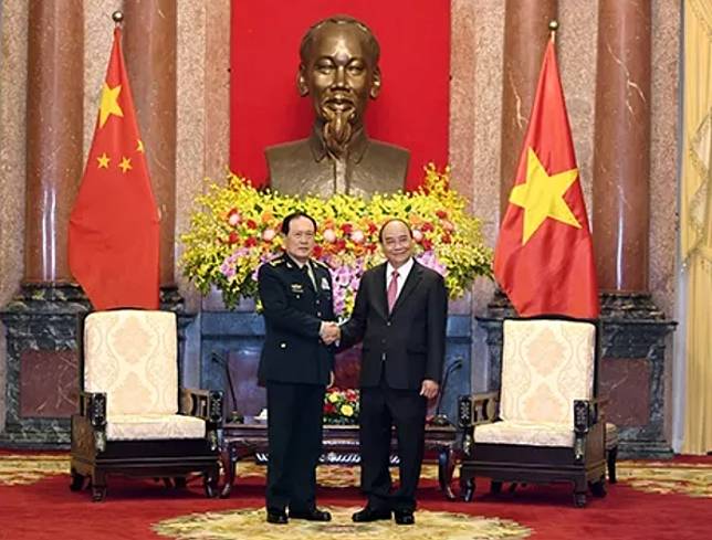 越南國家主席​​阮春福會見中國國防部部長魏鳳和。   圖 : 翻攝自越南人民報網