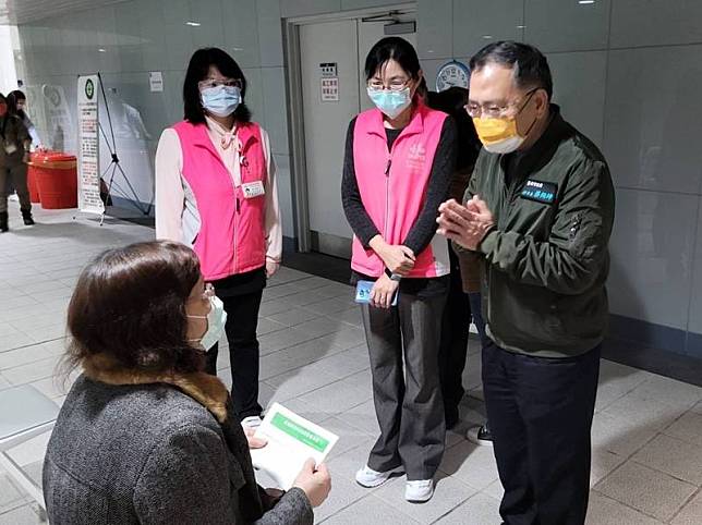 蔡炳坤今天上午前往捷運松山站視察中型接種站。(圖由台北市政府提供)