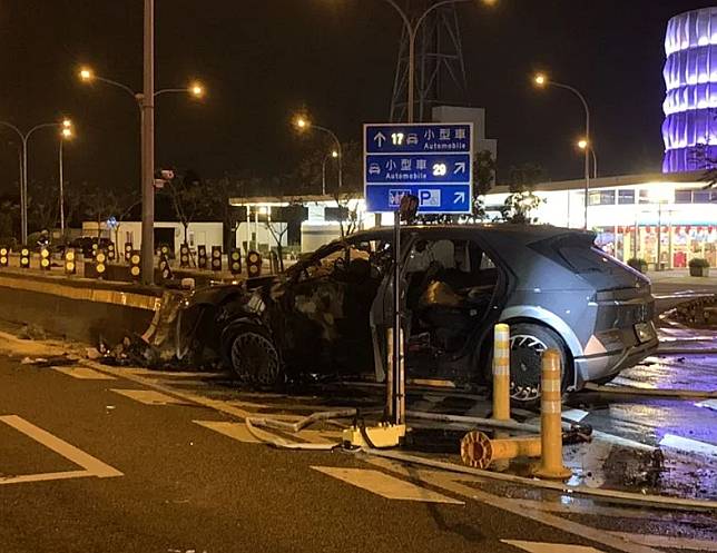 國道1號楊梅休息站電動車自撞分隔島，造成4死4傷。（圖：桃園市消防局提供）