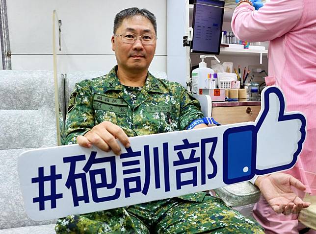 陸軍砲訓部何副指揮官帶領官兵參與捐血活動。（陸軍砲訓部提供）