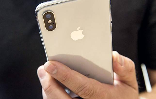 iPhone X 傳出新災情，有國外用戶反映後置相機鏡頭玻璃，在沒有摔到手機的情況下，無故出現裂痕。(圖翻攝自BGR)