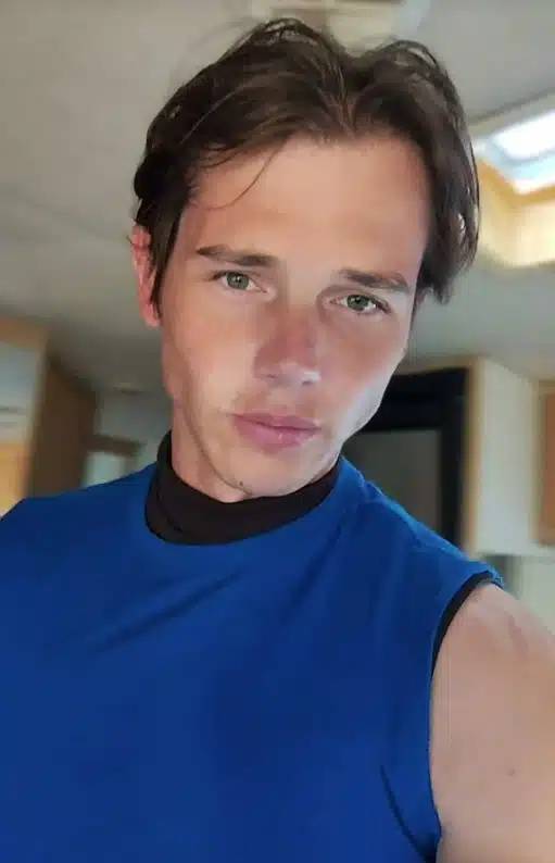 แบรด เลิฟ ขอทานหน้าหล่อ-3