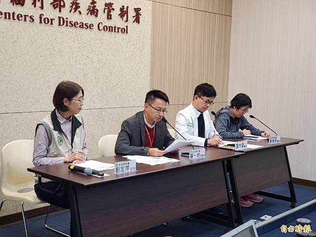 衛福部疾管署副署長羅一鈞(左2)說明水痘疫情。(記者林惠琴攝)
