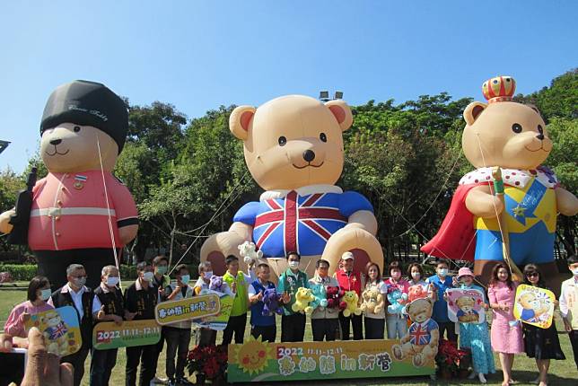 高度八至十米的大型充氣泰迪熊，在南瀛綠都心公園亮相。（記者陳佳伶攝）