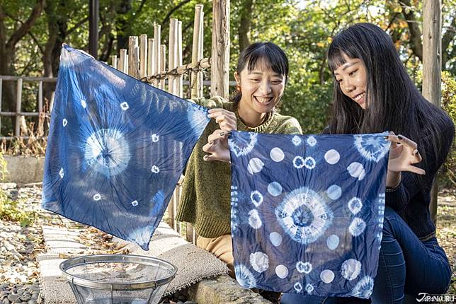 
<p>完成藍染老師教你的步驟之後，洗去多餘的染料後，就可以立刻看見你的染布成果啦！在日本古民家的傳統工藝館中的藍染體驗會由專人老師帶領，你也可以依照喜好選擇手帕、方巾等等，你也可以帶著想要染色布料體驗，但是會依不同材質或大小額外收取其他費用。</p><p>
</p><p>
<b>傳統工藝館（藍染體驗）</b></p><p>
體驗時段：10:00~ / 13:00~ / 14:30~</p><p>
體驗價格：手帕 700日圓 ／ 方巾 880日圓</p><p>
<a href=