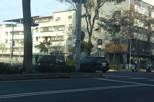 韓國瑜座車今天一早8點11分就開進鳳山行政中心停車場。   圖：孫家銘/攝
