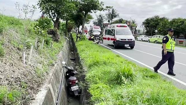 台東一輛雙載機車，因不明原因失控墜入路旁水溝，車上2人命危搶救中。　