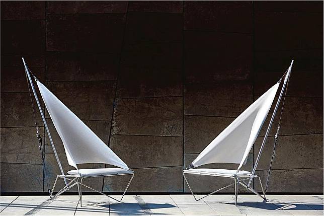 揚帆座椅–設計師Gianandrea Gazzola為Promemoria設計的Itaca戶外座椅，以希臘史詩《奧德賽》中的Ithaca島嶼為靈感，以船帆作為椅背，結合吊牀的寫意及傳統座椅的特質。訂做價格/www.promemoria.com（品牌提供）