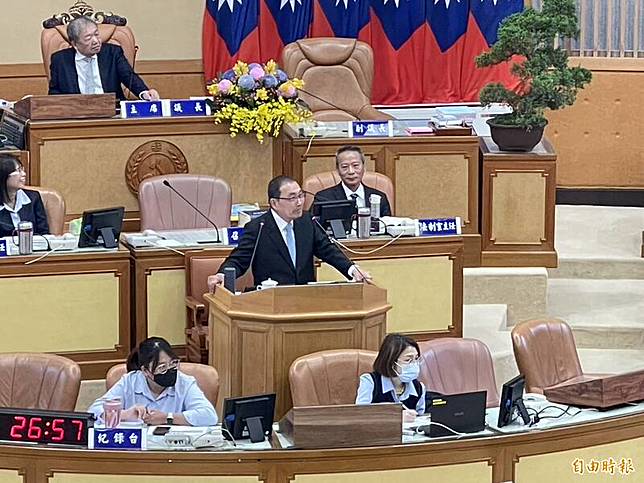新北市議會今(9)日市政總質詢，民進黨議員鍾宏仁在質詢中直接呼籲新北市長侯友宜應出馬角逐國民黨黨主席，痛批國民黨內部亂象與黨主席失能，點名侯是「唯一正常、具備高度」的人選，應扛起責任。(記者羅國嘉攝)