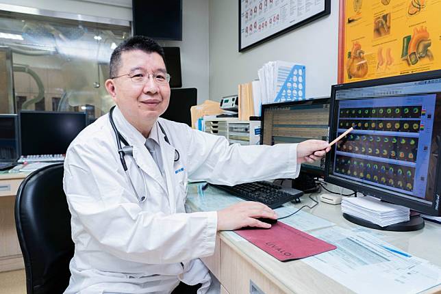 醫師吳星輝說明病患甲狀腺機能獲得良好控制後。 （記者陳榮昌攝）