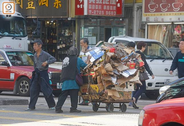 政府今發表新一份貧窮報告，顯示香港有逾140萬貧窮人口。(何天成攝)