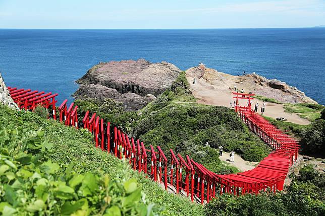 山口縣的元乃隅神社，123座鮮豔的紅色鳥居太吸睛。（圖/鳳凰旅遊）