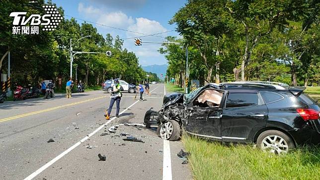 BMW與警車擦撞衝對向，3車毀5人傷。（圖／TVBS）