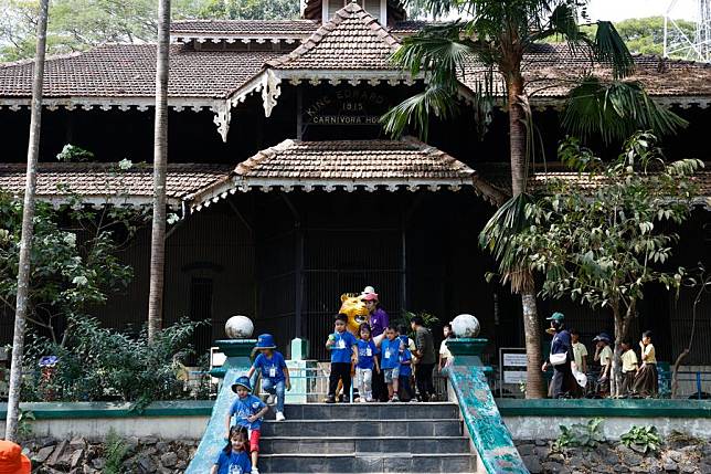 People visit the Yangon Zoological Garden in Yangon, Myanmar, Jan. 24, 2025. (Xinhua/Myo Kyaw Soe)