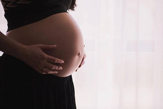 準備迎接新生命的準媽媽們應該深入了解孕婦胎膜破裂及其潛在風險，這對母嬰健康至關重要！（示意圖／photoAC）