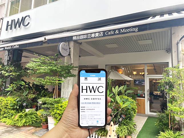 HWC黑沃咖啡出示數位市民虛擬卡，飲品享九折。（數位局提供）