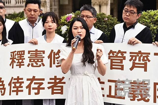 性暴力倖存者阿美（前）陪同釋憲聲請人出席憲法法庭，並在會後記者會上說明性創傷的嚴重性。（鏡報李智為）