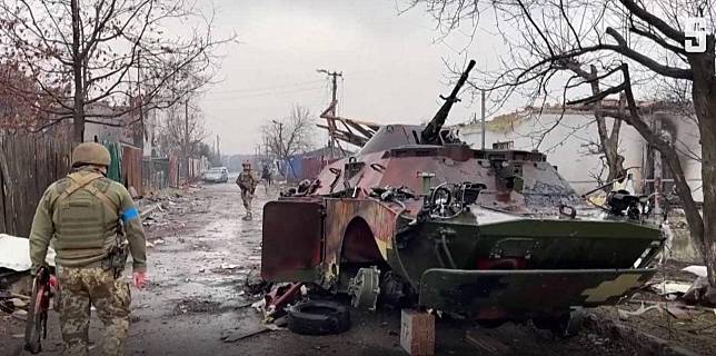 烏克蘭戰場上隨處可見遭損害的俄羅斯坦克。(烏克蘭國防部粉專)