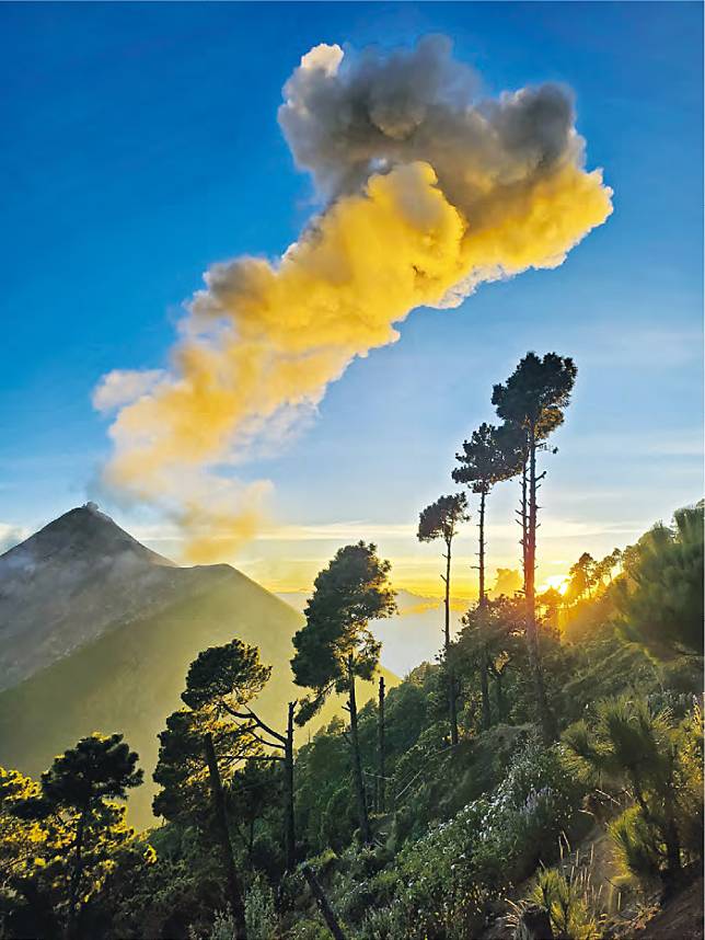 活火山噴發&ndash;登上阿卡特南戈火山海拔3600米的大本營，可以清晰看到活火山富埃戈噴發。（洪慧冰攝）