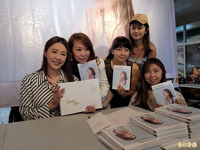 前新北市議員李婉鈺今天舉行新書發表會和簽書會，與粉絲們合照。(記者賴筱桐攝)