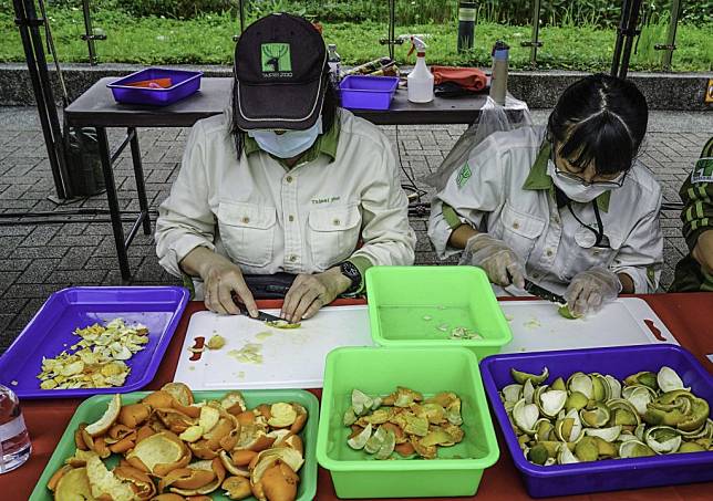 環境清潔的部分，動物園同仁自發性的收集廢棄果皮製作環保清潔劑。（台北市立動物園提供）