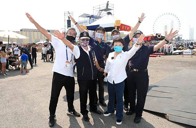 台灣首屆「Ｒｅｄ Ｂｕｌｌ飛行日」昨日在台中港正式起飛！市長盧秀燕現身力挺，以地主之身分歡迎參加的全國運動迷。（記者陳金龍攝）