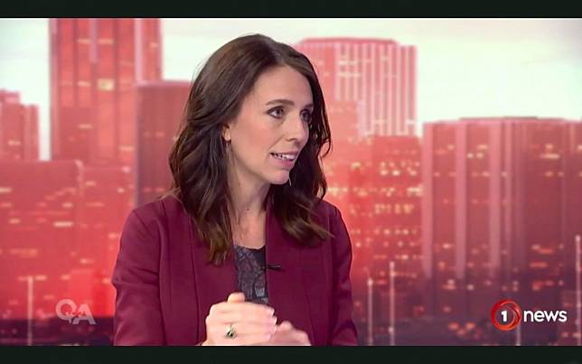 紐西蘭總理阿爾登(Jacinda Ardern)表示政府正研擬遵循「台灣模式」規範大型集會。(翻攝自Q+A節目影片)