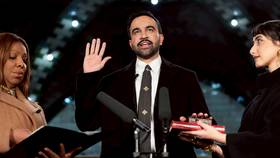 2026年1月1日，美國紐約市長當選人曼達尼（中）在已廢棄的市政廳地鐵站宣誓就職，並將左手放在妻子手持的兩本《古蘭經》上。美聯社