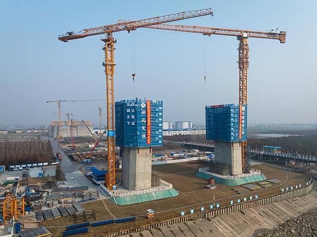 This aerial drone photo taken on Jan. 3, 2025 shows a new generation lightweight smart construction platform at the north tower construction site of Libu Yangtze River road-rail bridge project in Jingzhou, central China's Hubei Province.(Xinhua/Xiao Yijiu)