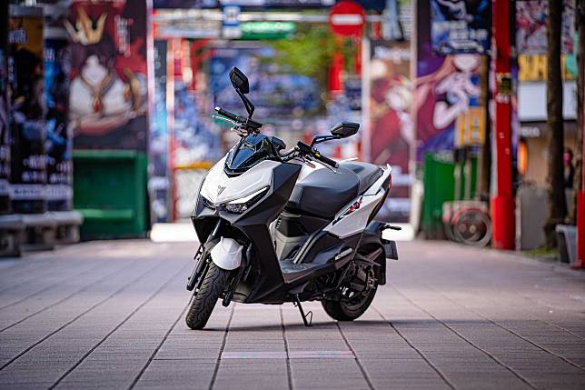 同事牽新車KYMCO KRV MOTO 180，Andy老爹騎完也動心！？