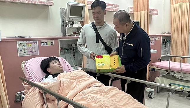 新北警局長到醫院慰問莊姓警員。圖／台視新聞
