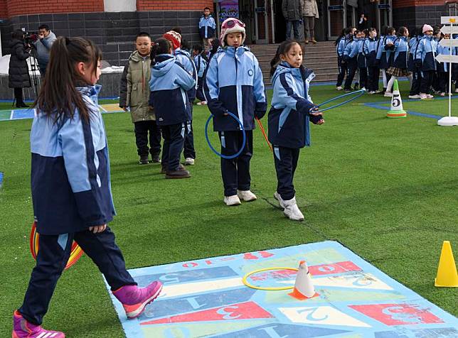 Students play games at a primary school in Urumqi, northwest China's Xinjiang Uygur Autonomous Region, Feb. 17, 2025. (Xinhua/Gao Han)