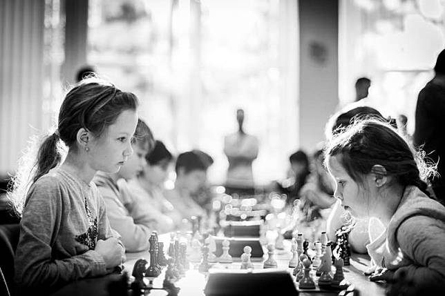 女性學習西洋棋、並在職業棋賽中堅持下去的比例遠遠不及男性。（Michal Vrba@Unsplash）