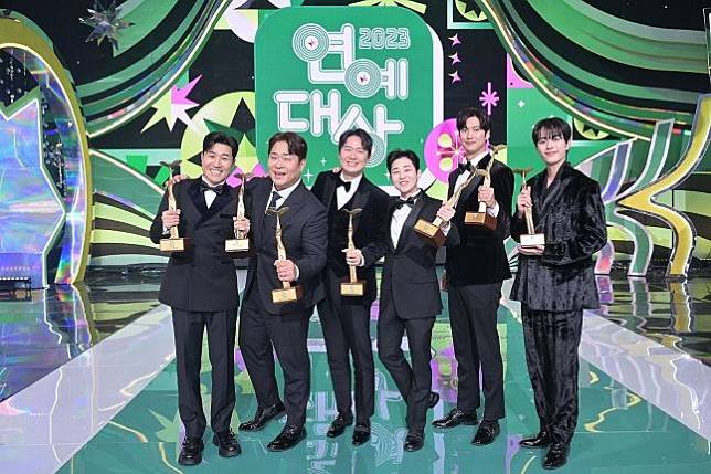 《兩天一夜4》成員金鍾旼（左起）、文世潤、延政勳、DinDin、羅人友、柳善皓獲得年度大獎。翻攝KBS