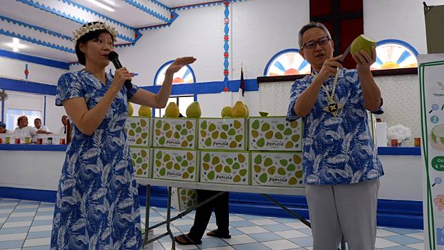 台灣駐馬紹爾大使夏季昌與台農發公司合作，捐贈700箱柚子到當地。外交部提供