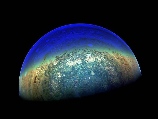 ▲鏡頭拉遠之後，木星竟跌破以往人們腦中「土黃色」的印象，其實是一顆深藍色的行星。（圖／翻攝自 NASA ）
