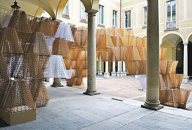 Arthur Mamou-Mani表示，設計靈感源自伊辛巴爾迪宮內各處的正方形圖案。裝置從庭院的木料和生物塑料合成物過渡到花園中半透明和白色的生物塑料。（品牌提供）