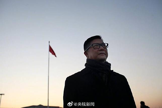 鄧炳強到天安門廣場觀看升旗 (央視微博)