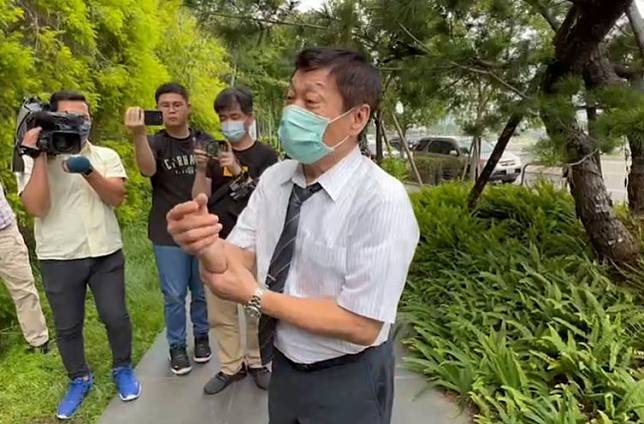 台中18歲賴姓高中生離奇墜樓身亡，知名法醫高大成受家屬委託，今（21）日重返墜樓現場勘查。（圖／記者爆料網）