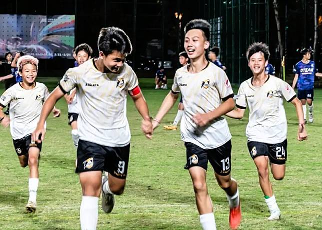 高雄Attackers FC U13在延長賽第54分鐘，靠著隊長吳裕威的關鍵自由球破門，拿下冠軍。（圖／健身工廠盃提供）